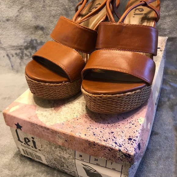 SALE! L.E.I. - Platform Sandal 🏝 - Picture 2 of 5